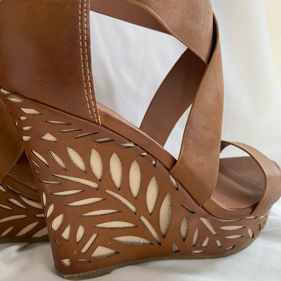 Charming Charlie Brown Laser Cut Wedges - Picture 3 of 8